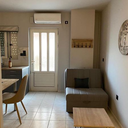 Downtown Corner Apartment Каламата Екстериор снимка