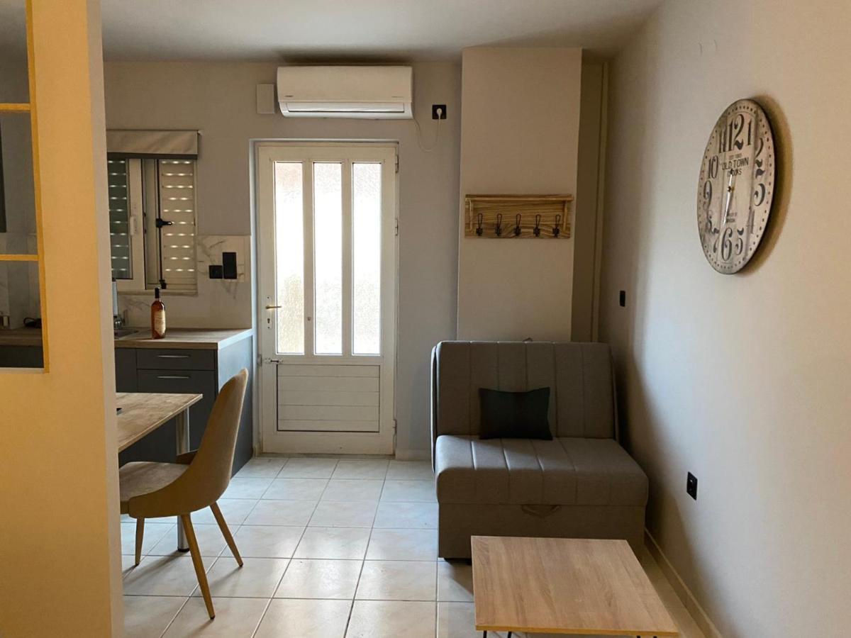 Downtown Corner Apartment Каламата Екстериор снимка